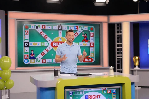 Board-Game Game Show mit Moderator und lime Beleuchtung im Golazzo Live Casino