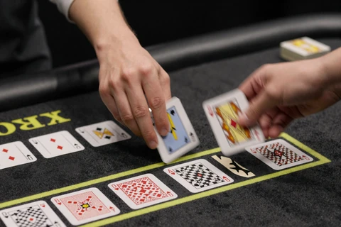 Dealer-H&auml;nde beim schnellen Kartengeben am Speed Blackjack Tisch im Golazzo Live Casino